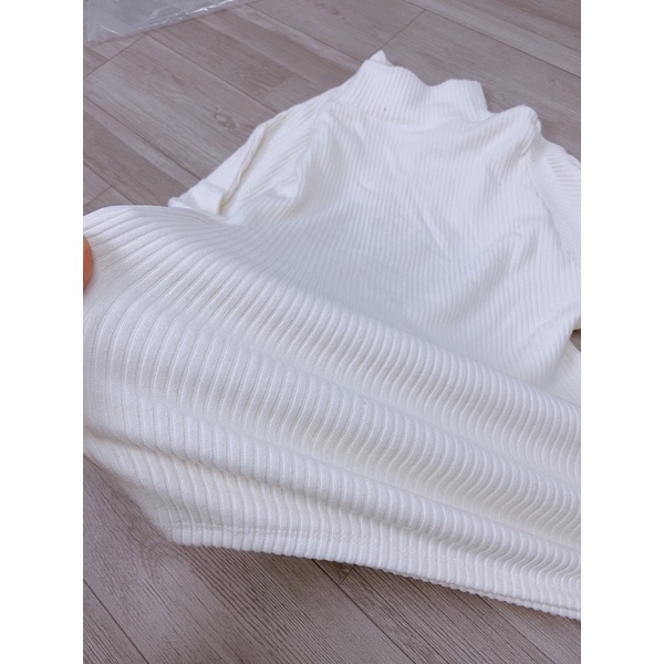 Áo len tăm nhung giữ nhiệt cổ cao 5cm màu trắng 5 phân