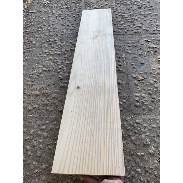 Gỗ thông tấm dài 1m2,rộng 20cm,dày 1.3cm màu gỗ tối đã được bào láng đẹp 4 mặt phù hợp sơn màu cổ điển,ốp tường vintage