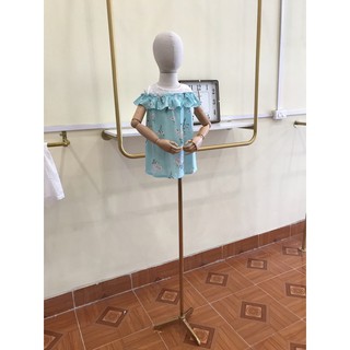 Váy lanh măc nhà bé gái nền xanh ngọc hoạ tiết hoa, ba lỗ rớt vai