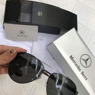 Kính Mercedes Benz.