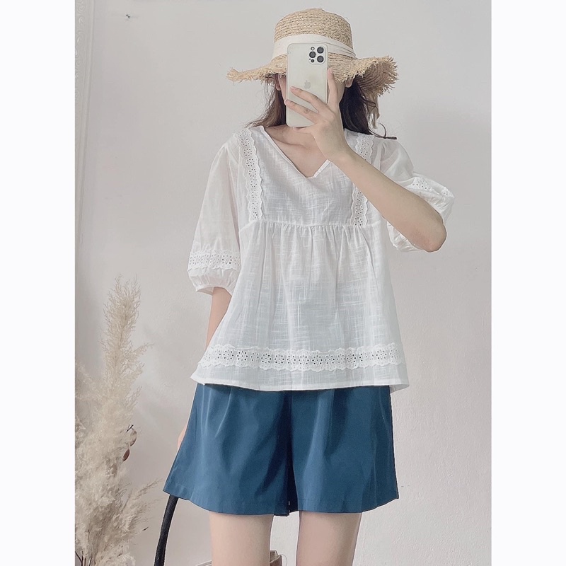 Set áo cổ V viền ren và quần kaki xanh đậm