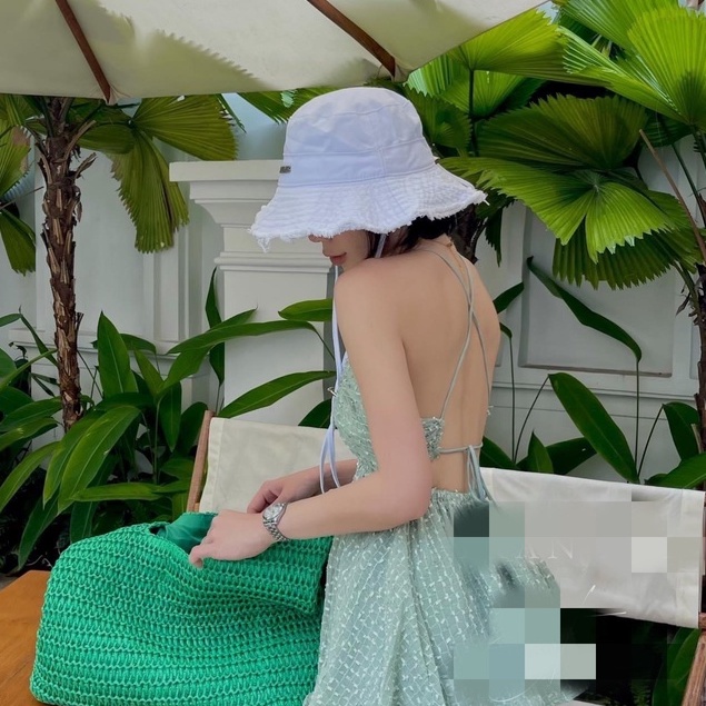 Nón tai bèo JACQUEMUS đi biển chống nắng có dây đeo và dập logo nổi JACQUEMUS - Kiểu dáng nón bucket đi biển sang chảnh