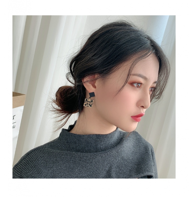 Hoa tai dáng dài thiết kế đơn giản thời trang 2023 cho nữ