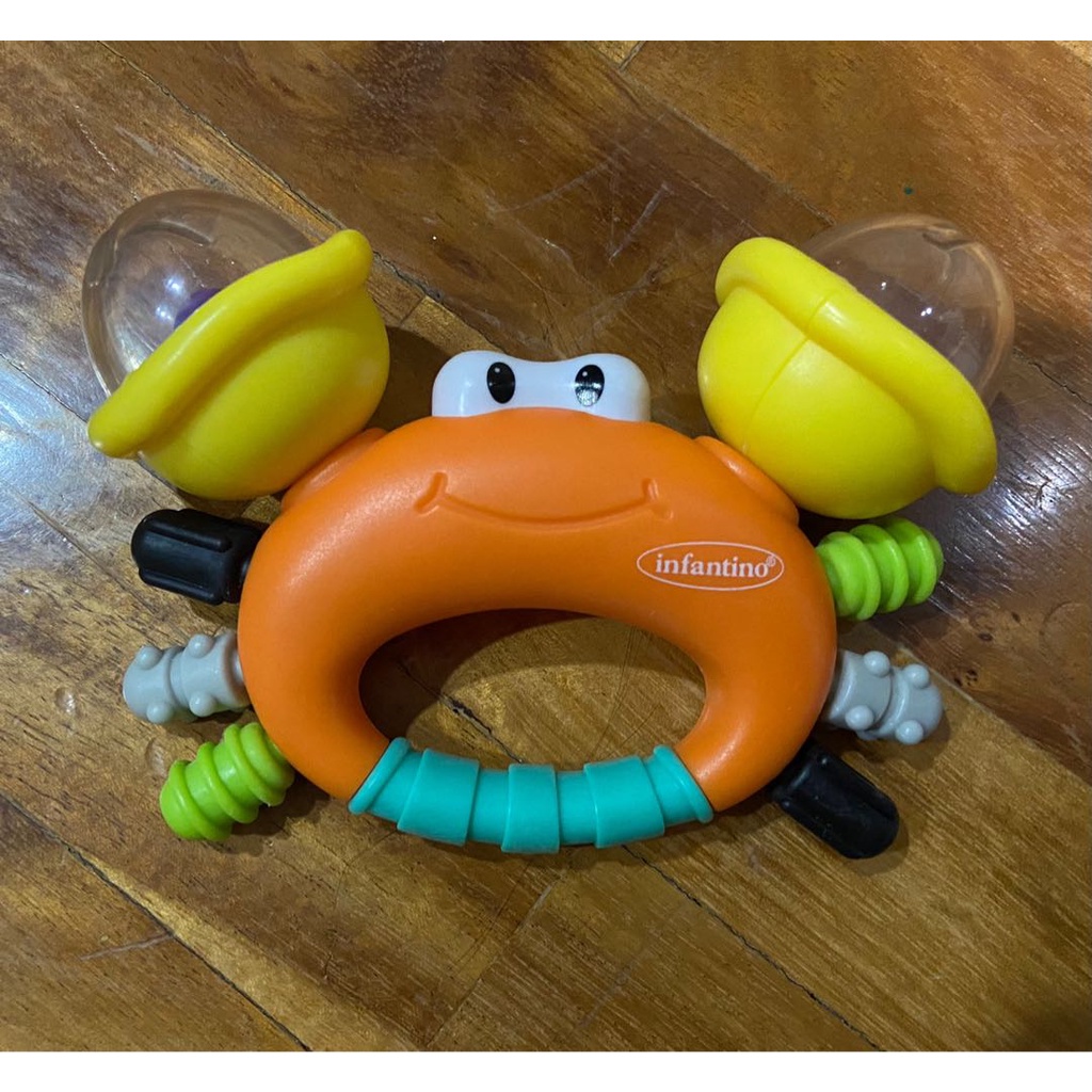 Gặm nướu kiêm đồ chơi hình Chú Cua Infantino Sand Crab Rattle & Teether