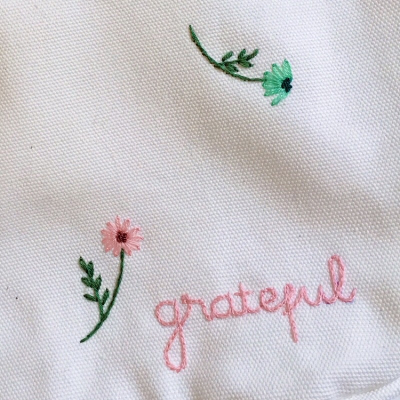 Túi Vải đeo chéo dây rút thêu hoa và tên phong cách unisex