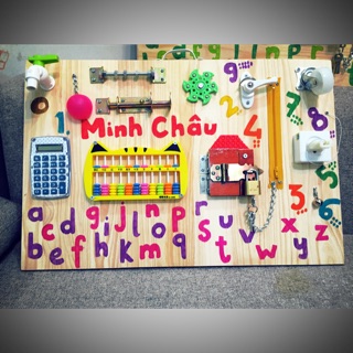 Bảng đồ chơi trẻ em busy board 40x60 gỗ thông thay tên bé theo yêu cầu