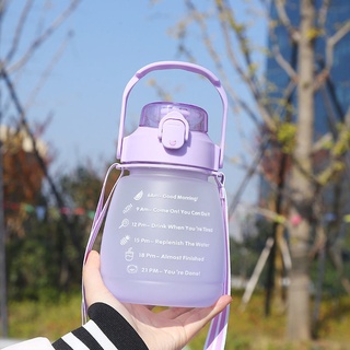 Bình nước 1,3 lít chia vạch giờ uống nước, có ống hút, dây đeo, màu sắc đẹp bắt mắt