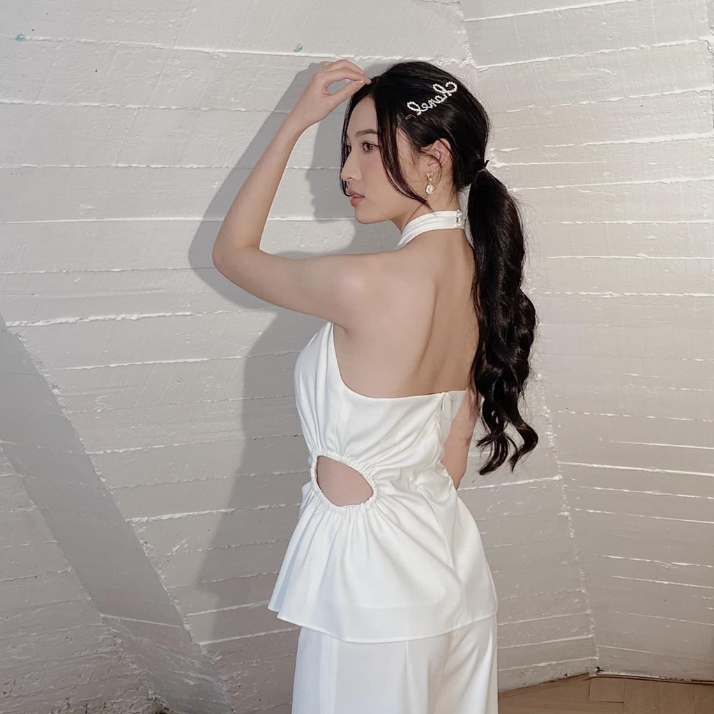 Áo croptop trắng cổ yếm hở lưng