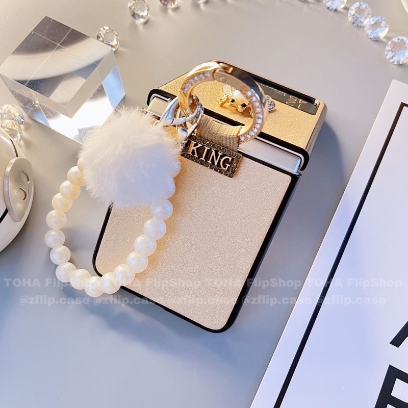 Ốp da Samsung Z Flip 3 / Z Flip 4 gold đính ong đá kèm ring và dây móc sang chảnh / Z Flip3 / ZFlip3 / Z Flip4/ ZFlip4