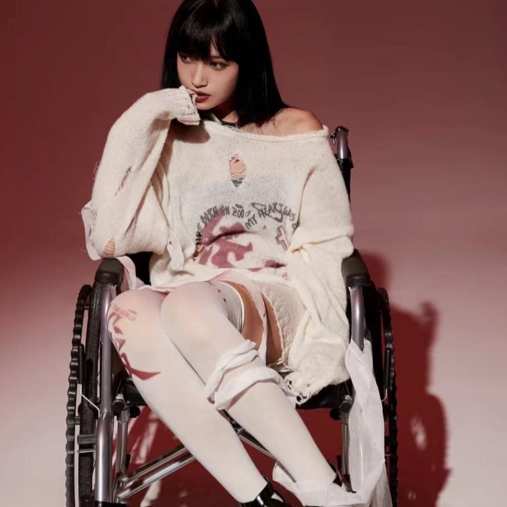 Áo Sweater tay dài cổ tròn rách lỗ Y2k hình trái tim Graffiti