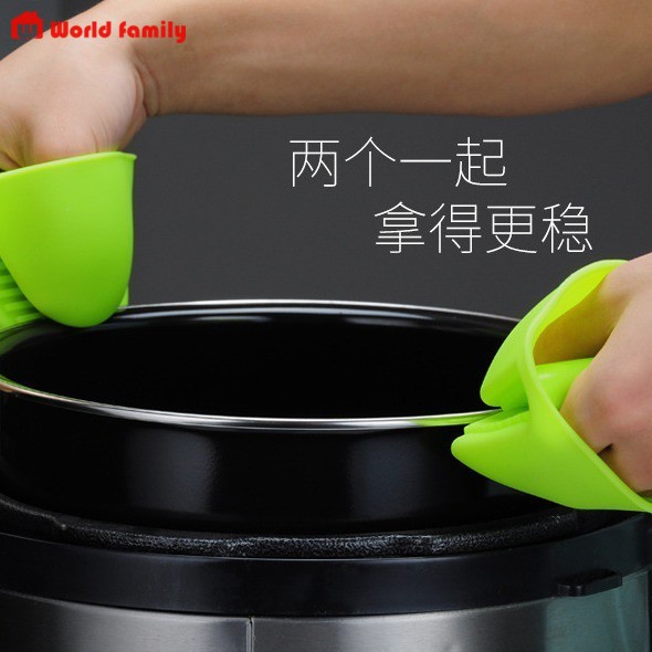 Đôi bao tay silicone cách nhiệt hỗ trợ các mẹ nhấc nồi tránh bỏng