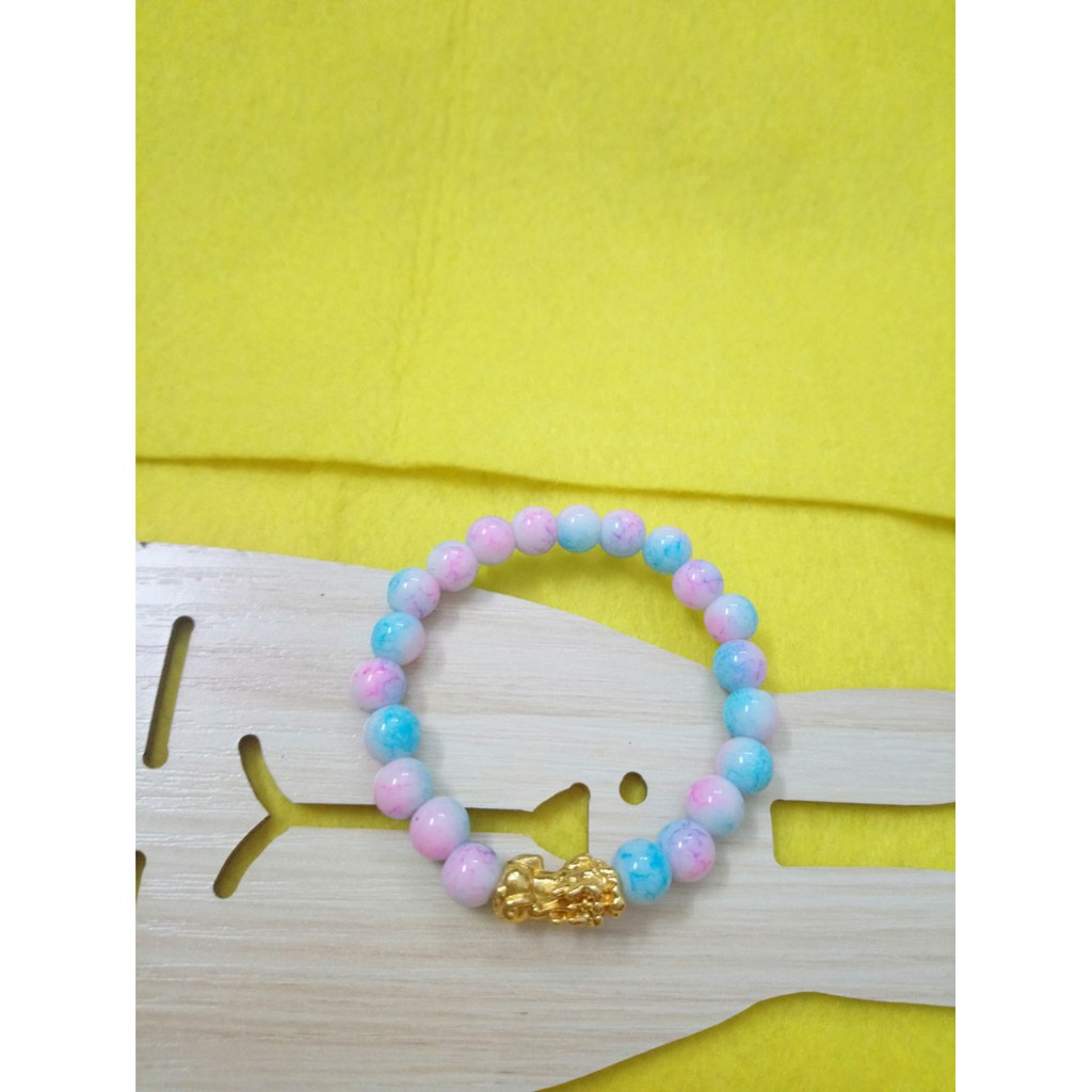 Chuỗi đeo tay phong thủy ,kích thước mỗi hạt 8li. Mix tỳ hưu. Hàng đẹp y hình vì hình shop tự chụp nha.vòng chuỗi đeo ta