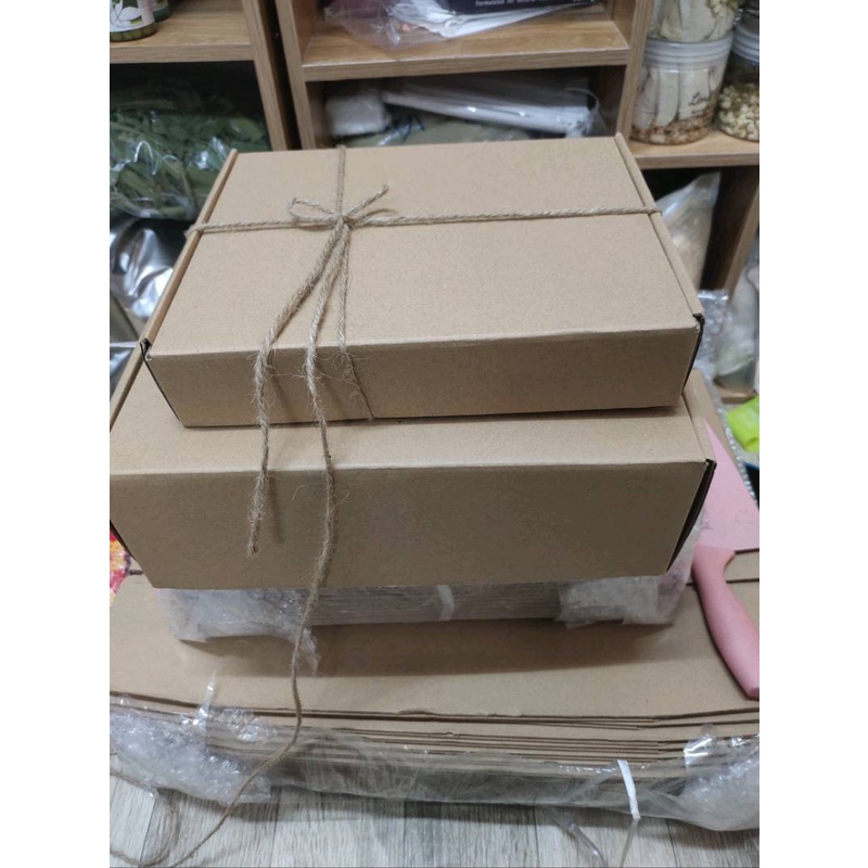 10 Hộp carton nắp cài, nắp gài 25x20x5 dùng đóng gói áo thun, quần áo brand, sách truyện cho các shop online