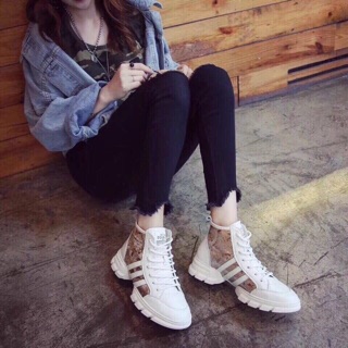 Giày sneaker