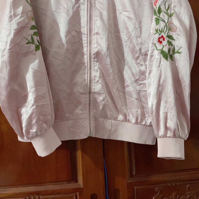 Thanh lý áo khoác bomber màu hồng thêu hoa used