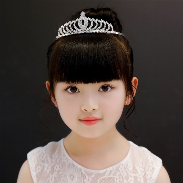 Vương niệm công chúa cài tóc cho bé