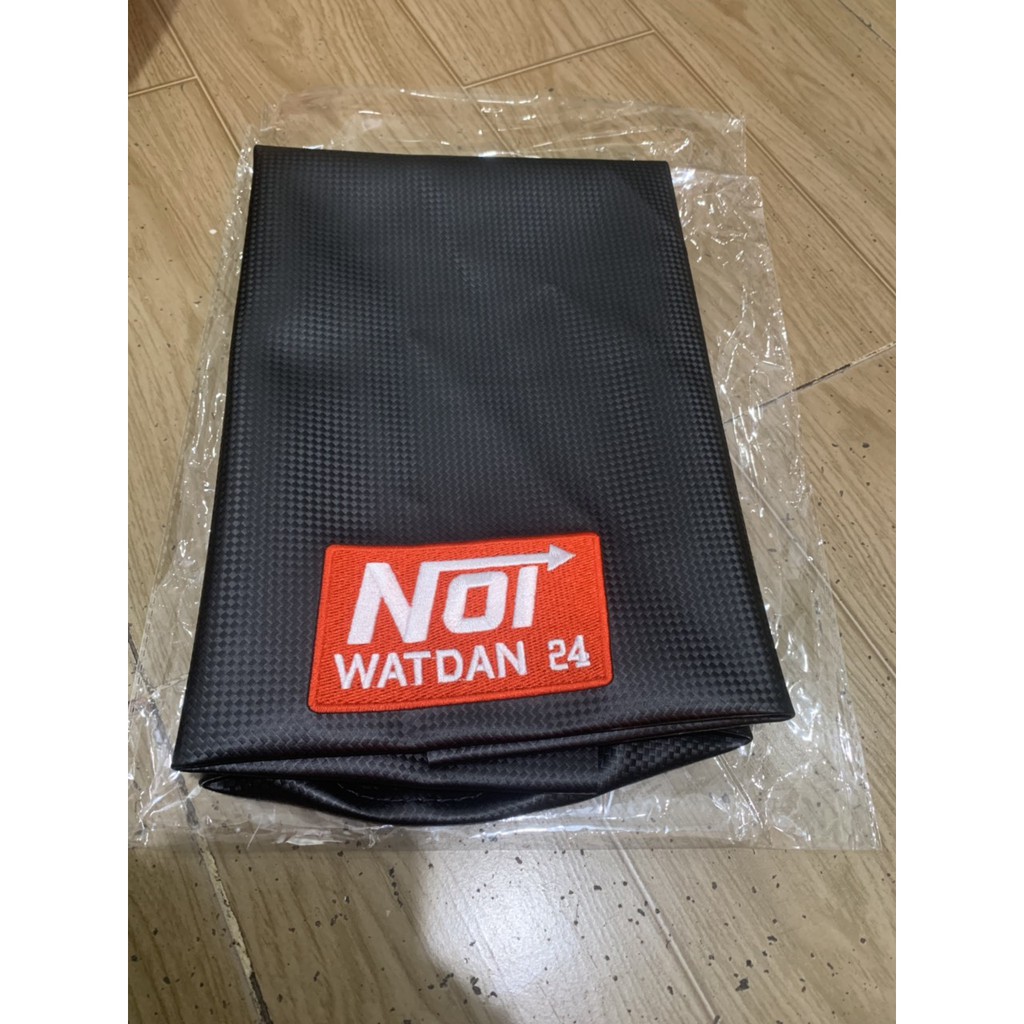 Da yên xe mẫu cac bon chữ thêu màu đỏ