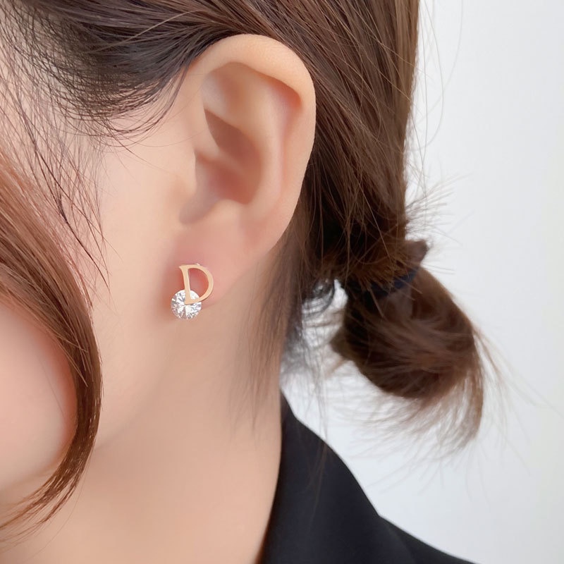 Khuyên tai titan nữ không gỉ thiết kế chữ D kẹp đá pha lê thời trang thanh lịch