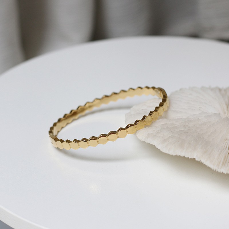 Vòng tay kiềng titan thiết kế tổ ong không gỉ WB200404