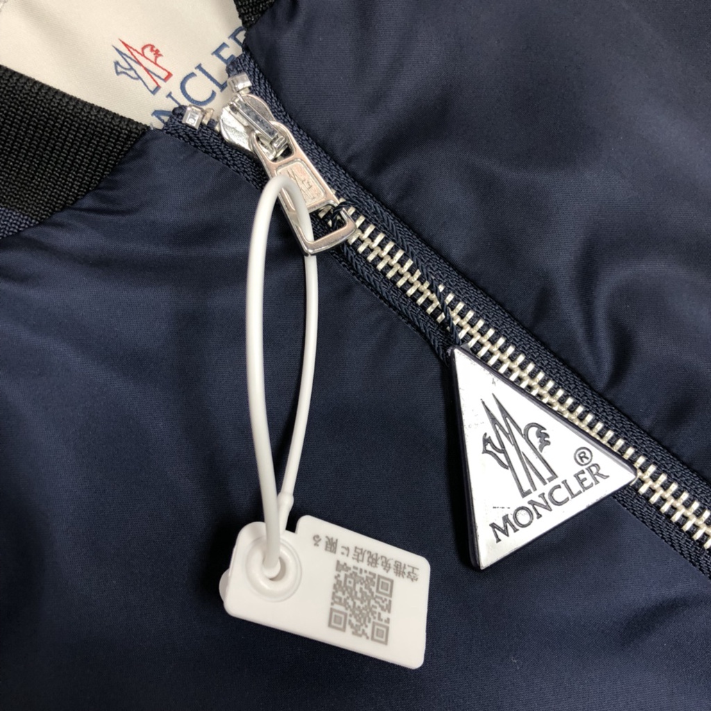 Áo khoác nam cao cấp Moncler thiết kế thời trang mang phong cách thể thao, năng động