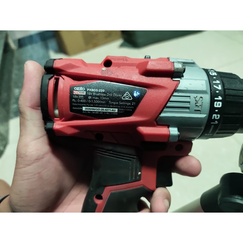 Máy khoan pin 18V / 21V nội địa Úc OZITO PXBDS 220 không chổi than Brushless BL 2 chức năng đầu kẹp 13 ly.