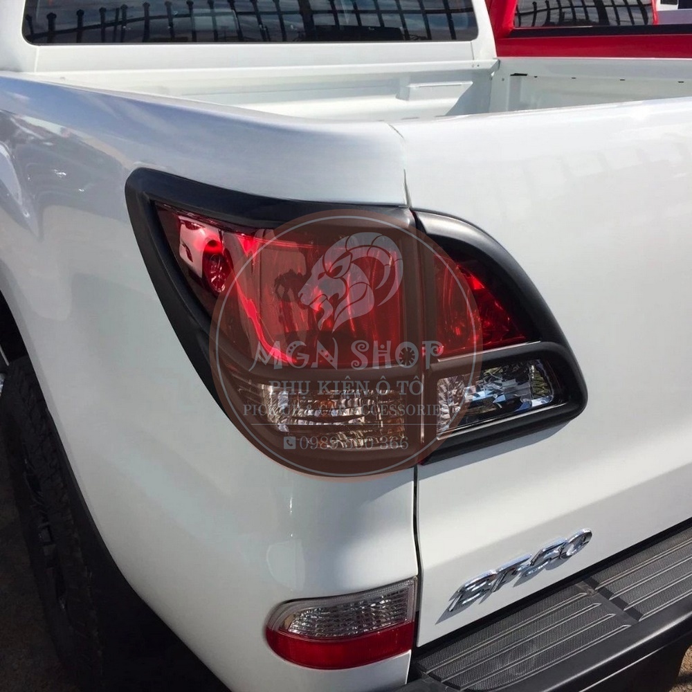 [Ốp đèn hậu] [Mazda BT-50] [màu đen / màu bạc]