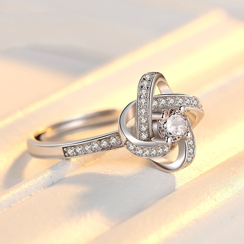 Nhẫn đeo tay kim loại mặt hình cỏ bốn lá đính đá xinh xắn dành cho nữ