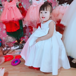 Đầm công chúa trắng đính ngọc trai