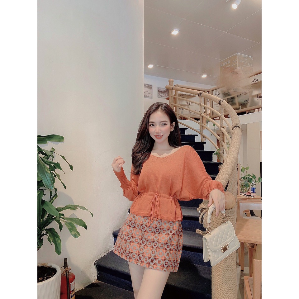 Set áo len + váy bố. Có 1 màu. KÈm hình chụp thật 100%. Size dưới 55kg vừa. Đơn giản mà đẹp nha mấy chế