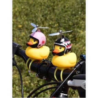 Combo 2 Vịt đội mũ bảo hiểm,vịt gắn xe có chong chóng