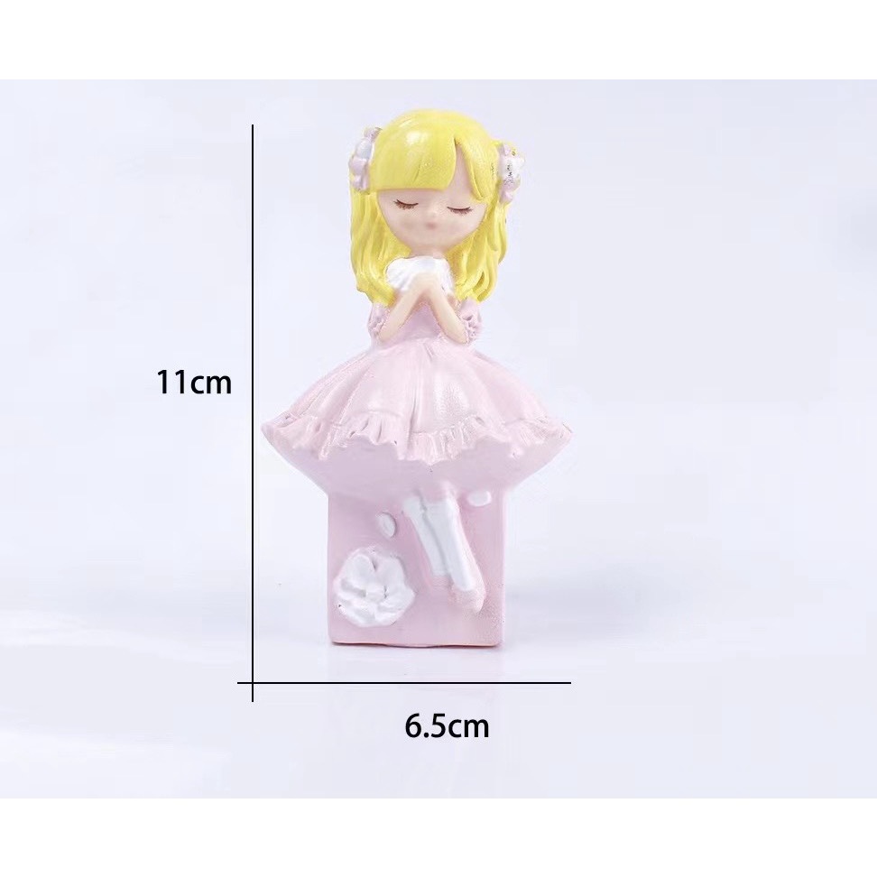 Tượng em bé gái nhắm mắt