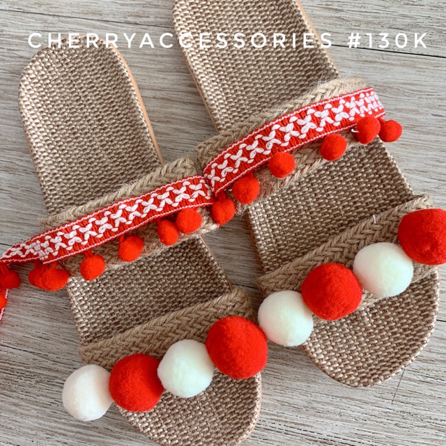 Dép cói tone trắng đỏ phối viên pompom