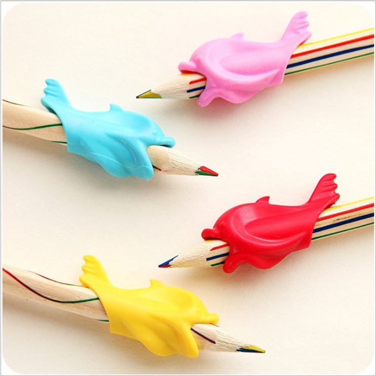 Combo 10 đệm cầm bút hình cá heo_ định vị cho bé rèn chữ đẹp _nhiều màu sắc như hình