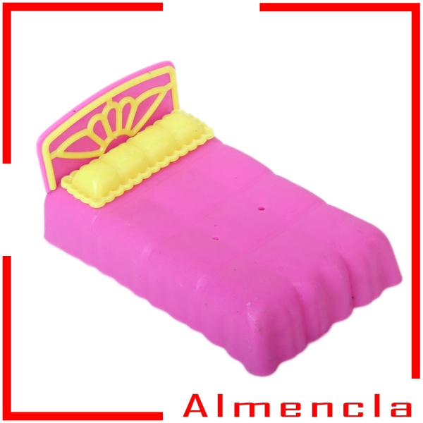 Giường nội thất màu vàng và gối màu hồng dùng làm phụ kiện chơi búp bê cho bé gái