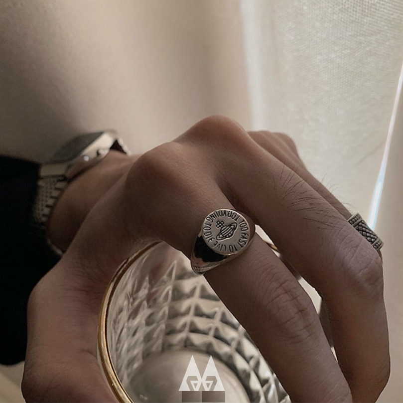 Nhẫn signet chạm khắc màu bạc đẹp unisex tùy chỉnh size cho nam nữ - Signet Ring BROO