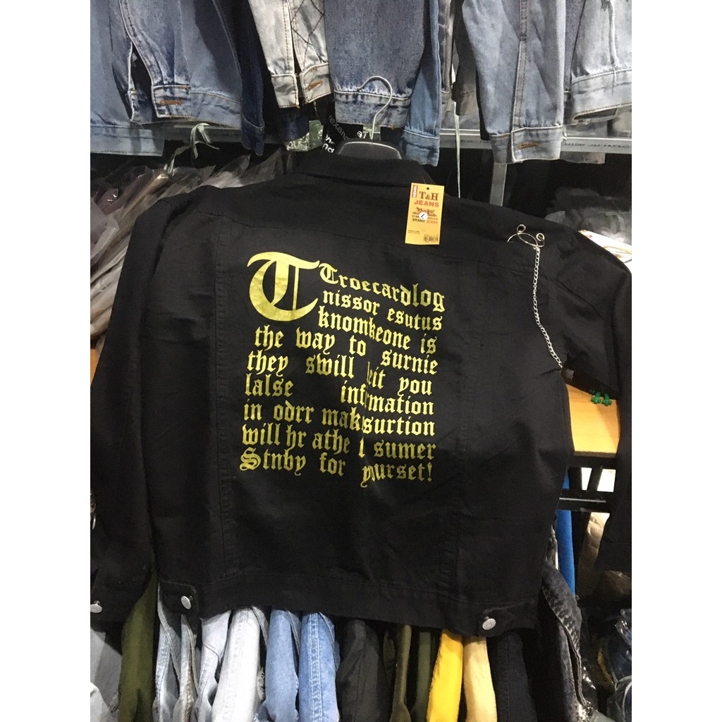 ÁO KHOÁC JEAN NAM IN CHỮ MÀU VÀNG NỔI BẬT SAU LƯNG MATA Sport