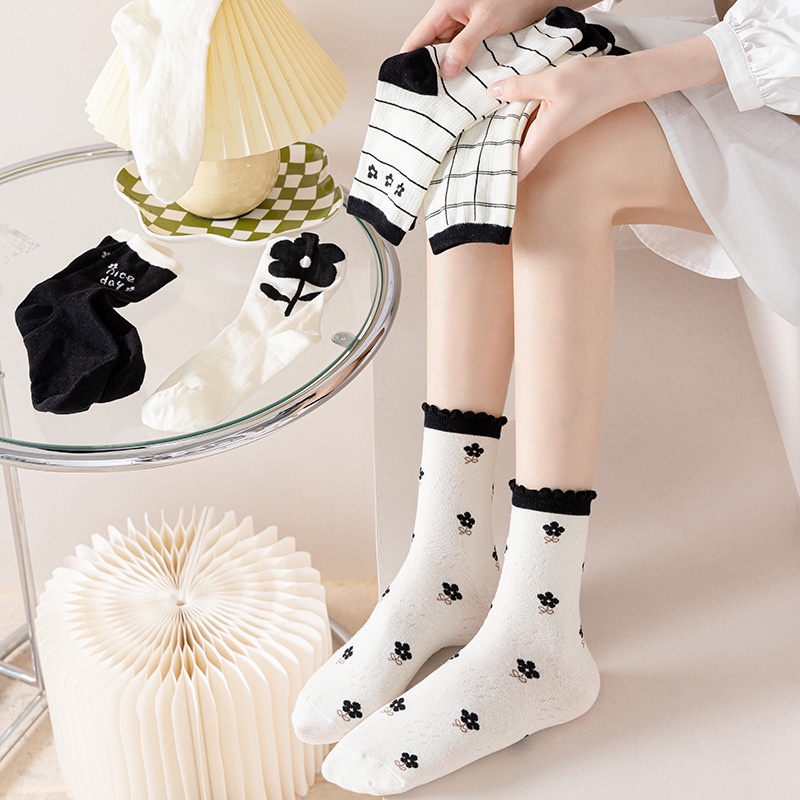 Tất vớ nữ cổ cao cotton hoạ tiết hoa lớn trắng đen cute Hàn Quốc
