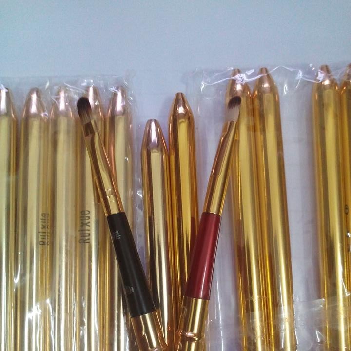 Cọ môi vàng sang trọng