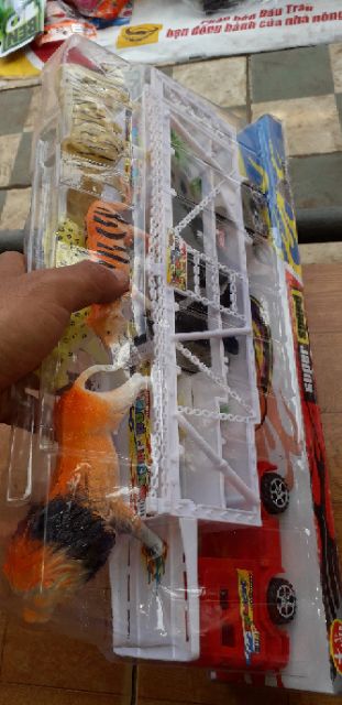 Xe mô hình xe công tơ Nơ bằng nhựa chở 8 con thú chạy chớn