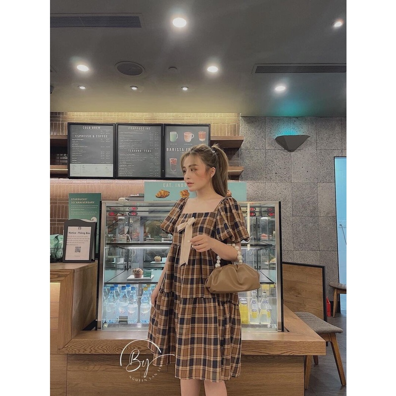 Váy kẻ nâu cổ vuông nơ tầng baby fom rộng bầu bí mặc thoải mái