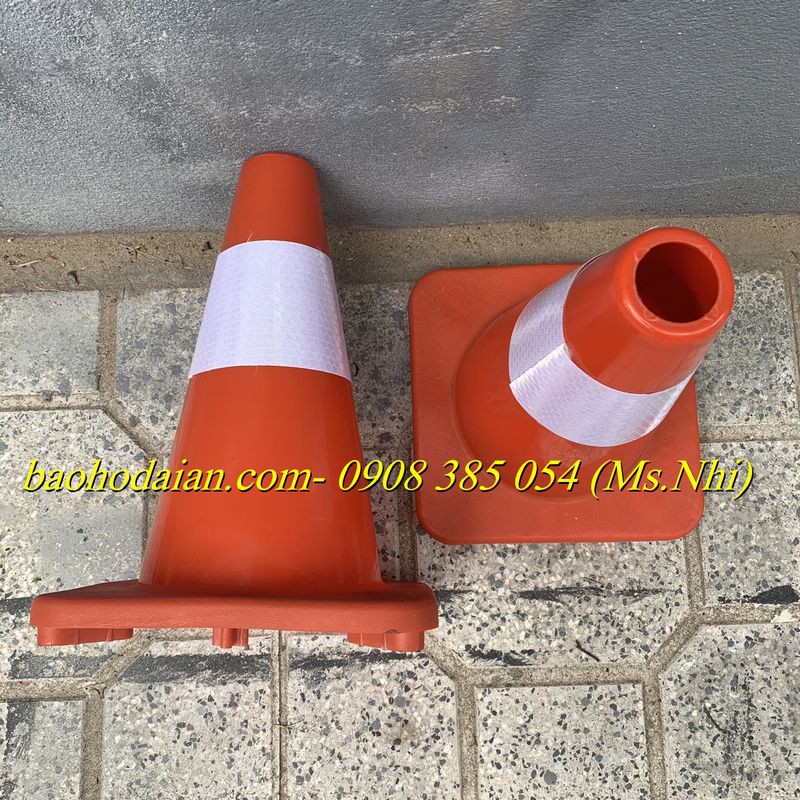 Cọc tiêu phân làn giao thông mini hình chóp cao 30cm- Hình thật