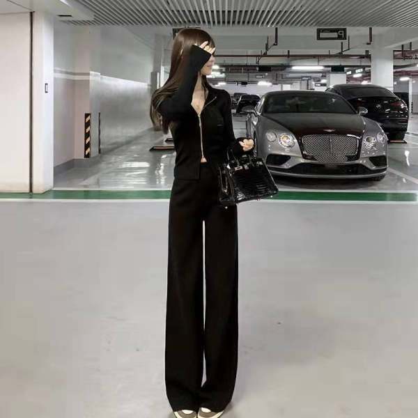 Bộ áo thun dài tay cổ tròn và quần ngắn lưng cao màu đen thời trang dành cho nữ