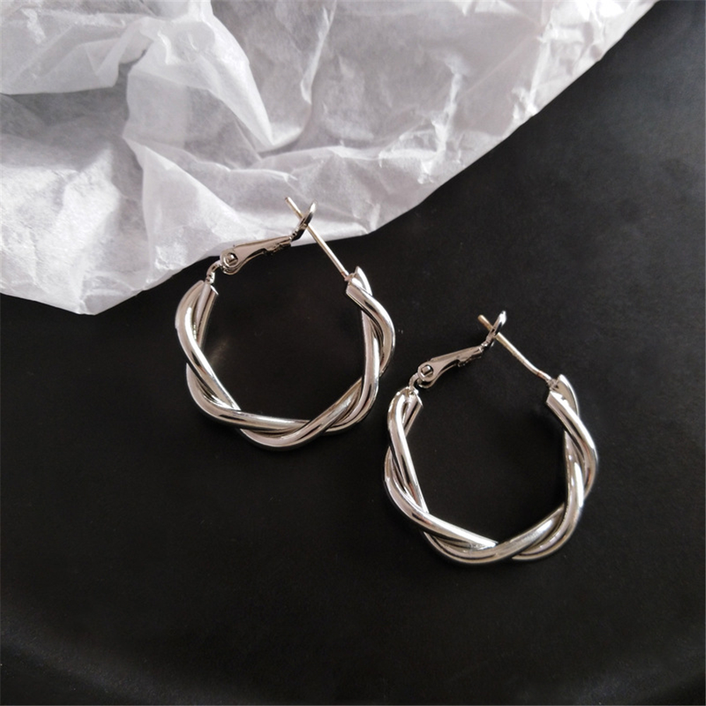 Khuyên Tai Nữ Trang Dáng Tròn Tạo Hình Độc Đáo