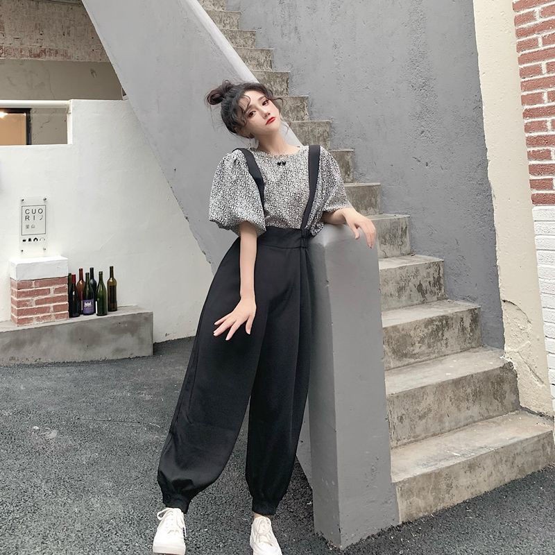 Bộ đồ hai món gồm áo tay phồng họa tiết hoa và quần yếm hai dây thời trang mùa hè 2021 phong cách Hàn Quốc cho bạn nữ