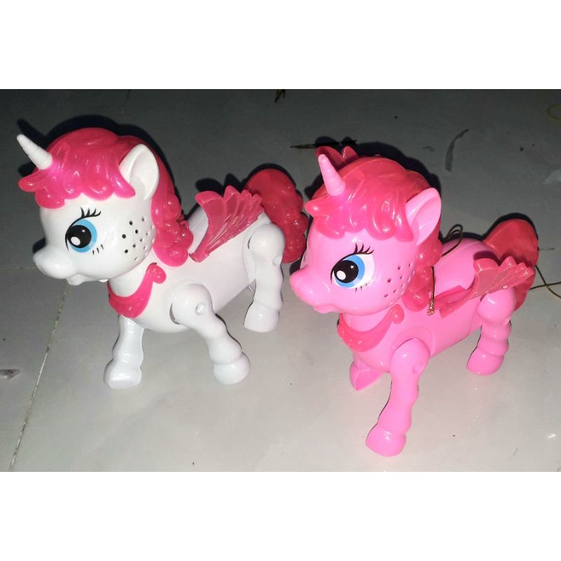 Một mô hình chú Ngựa Pony bằng nhựa có nhạc và đèn led rất đẹp tặng kèm pin