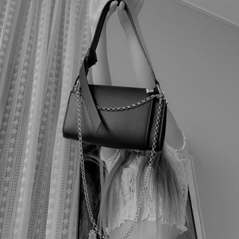 Túi đeo vai kèm chain