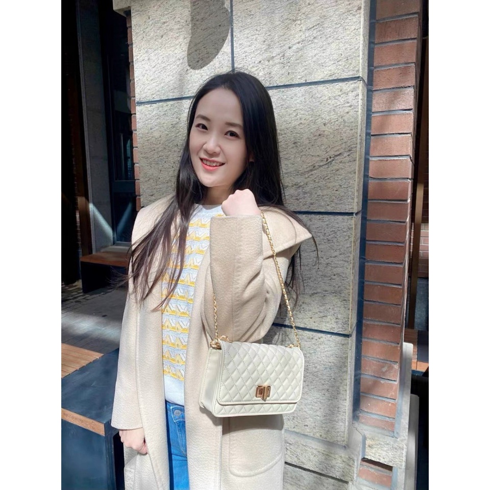 túi kẹp nách + đeo chéo ô trám khóa xoay CK2-70680498 có sẵn