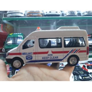 Xe mô hình chạy trớn dùng pin xe cứu thương ambulance đồ chơi xe sắt