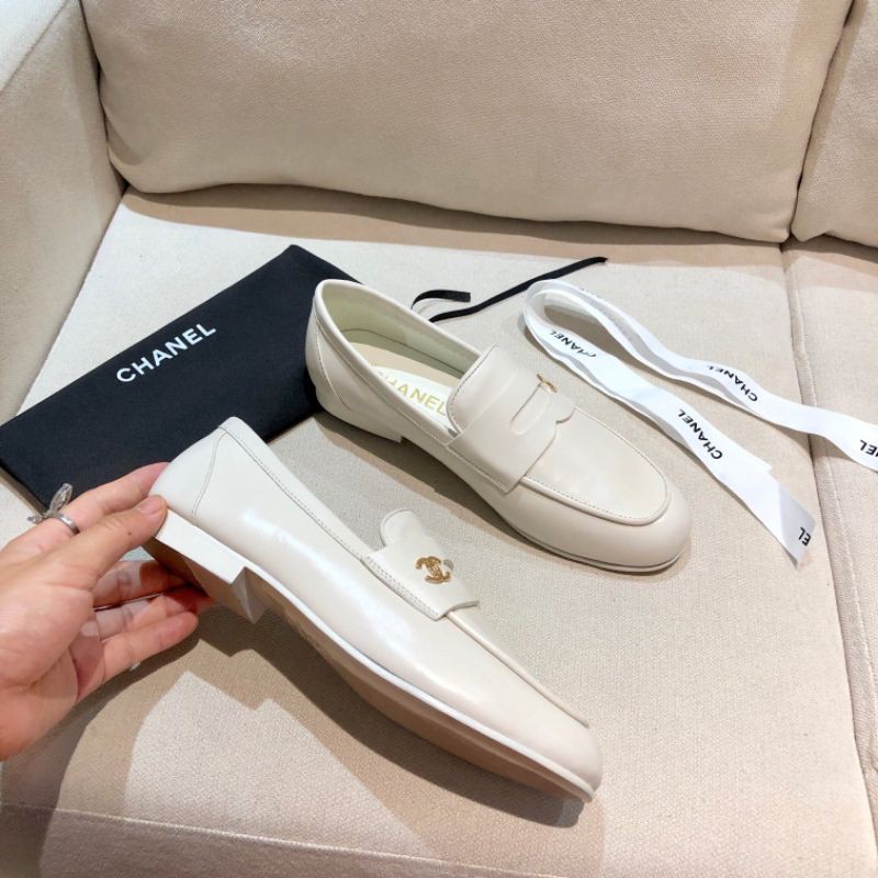Giày lười loafer nữ da thật mũi tròn quai gắn logo CC 𝘾𝙝𝙖𝙣𝙚𝙡