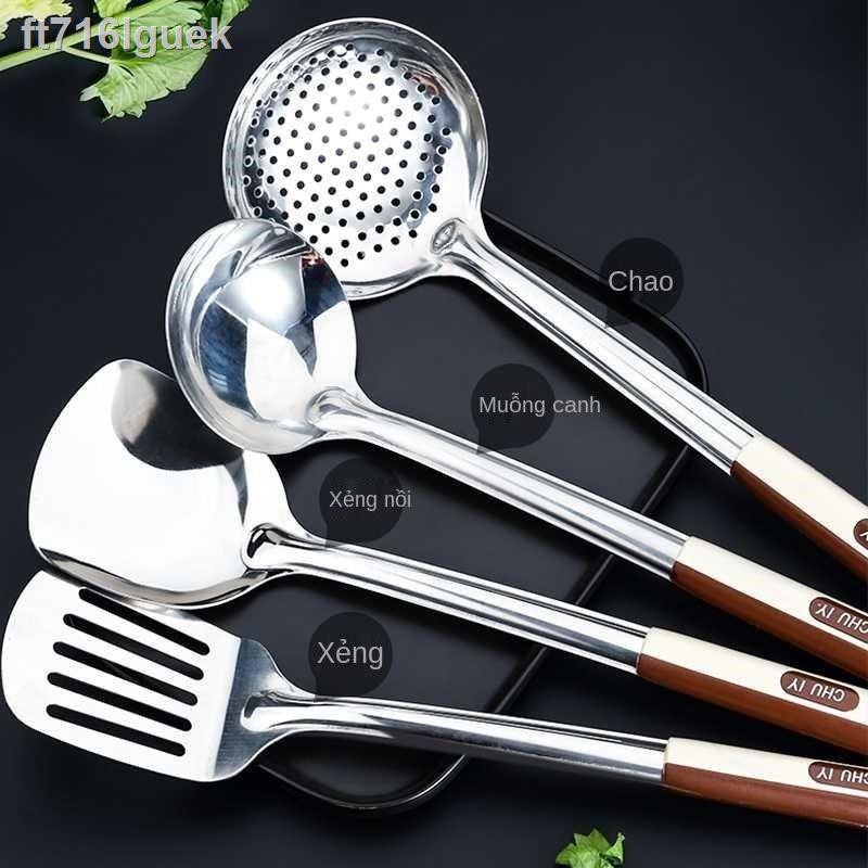 Dụng cụ nhà bếp một bộ đồ dùng nấu nướng trong gia đình